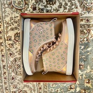 4 youth Brand New Billy Shoes. Classic lace high rise gold daisy.